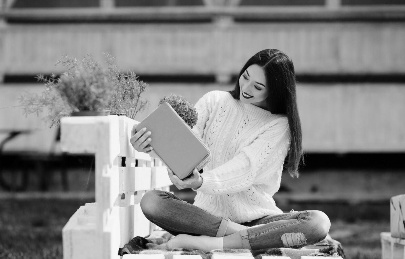 Bureau moderne d'entreprise bretonne avec équipe de travail collaborative