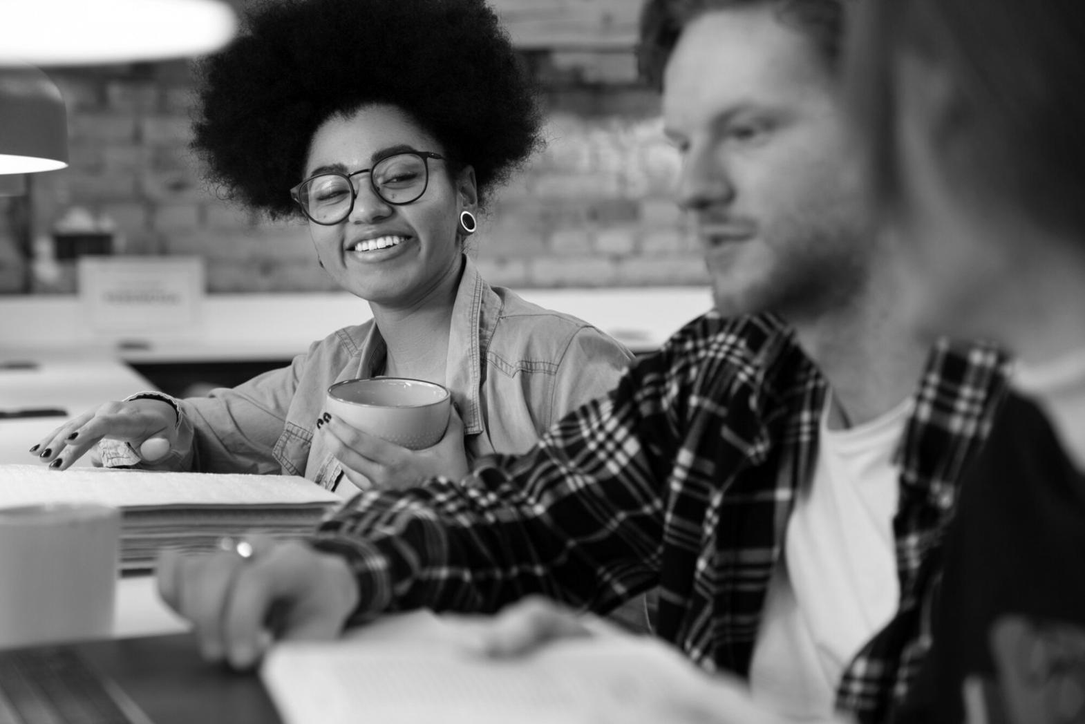 Participants travaillant sur des simulations financières interactives lors d'un atelier pratique