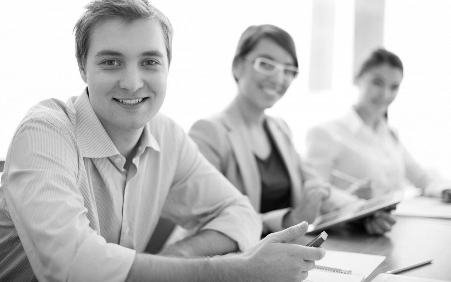 Réunion de travail stratégique dans salle de conférence moderne